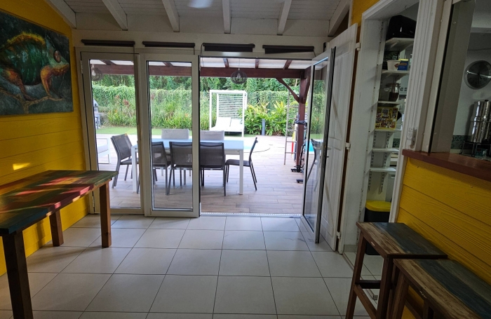 Jolie maison jumel&eacute;e F3 avec piscine et jardin