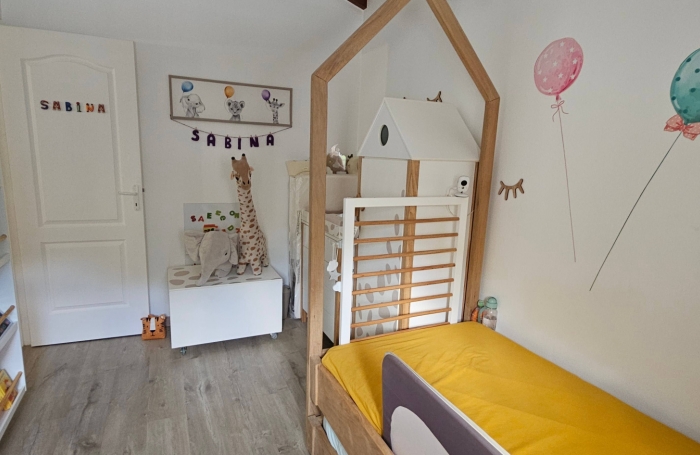 Jolie maison jumel&eacute;e F3 avec piscine et jardin