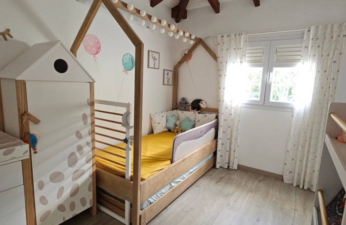 Jolie maison jumel&eacute;e F3 avec piscine et jardin