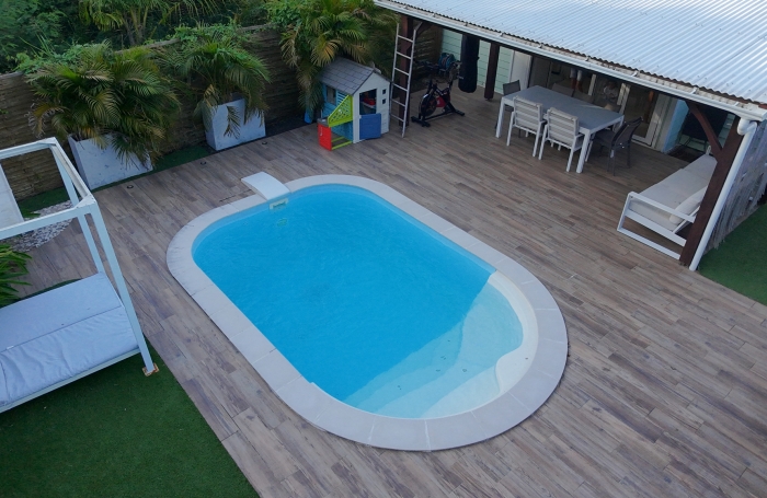 Jolie maison jumel&eacute;e F3 avec piscine et jardin