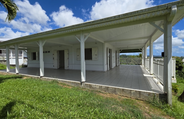 A vendre Charmante maison T4 avec piscine, jardin et grand garage &agrave; SAINT-JOSEPH