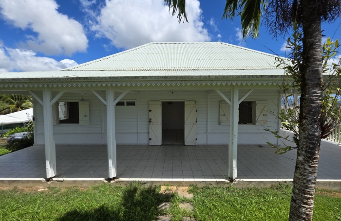 A vendre Charmante maison T4 avec piscine, jardin et grand garage &agrave; SAINT-JOSEPH