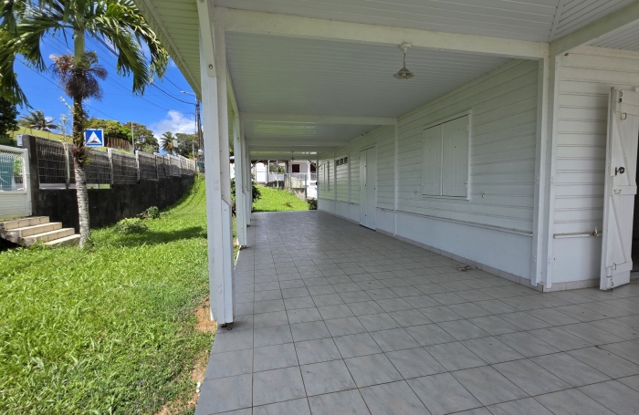 A vendre Charmante maison T4 avec piscine, jardin et grand garage &agrave; SAINT-JOSEPH