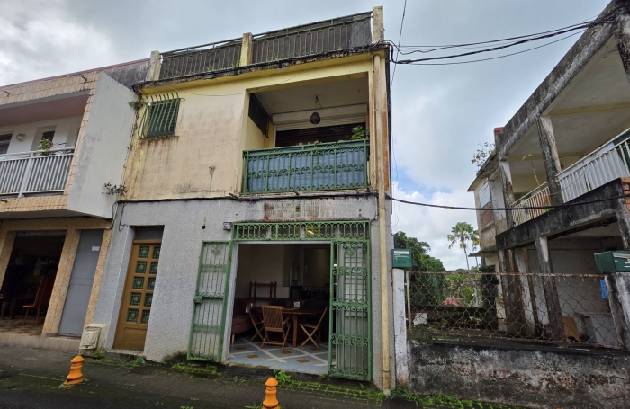 A vendre Immeuble de rapport mixte avec commerces et appartements au c&oelig;ur du bourg du GROS-MORNE