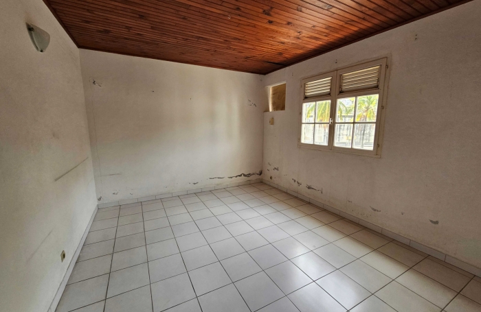 Immeuble de deux appartements + un espace commercial, bourg - SAINTE-LUCE