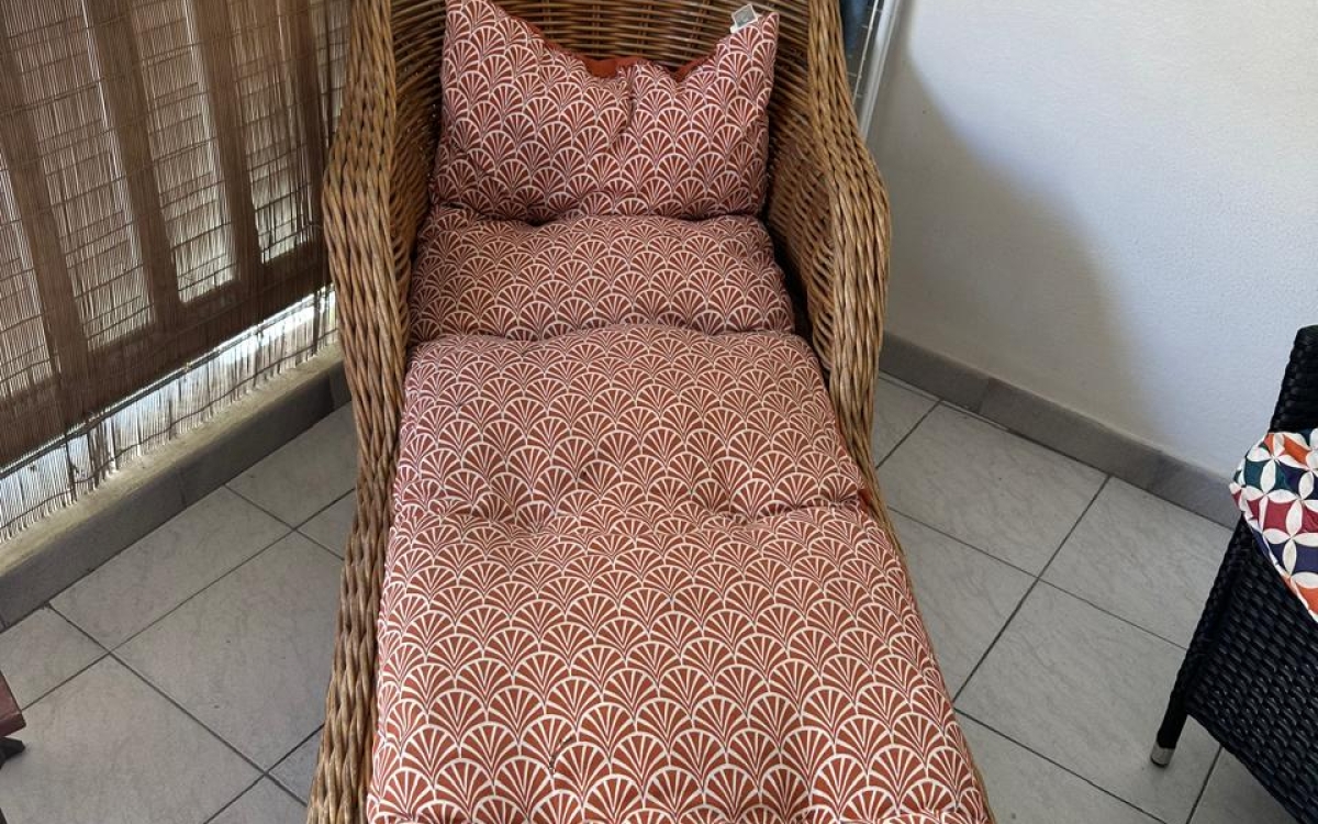 A LOUER STUDIO AVEC MEZZANINEMEUBLE BOURG MARIN