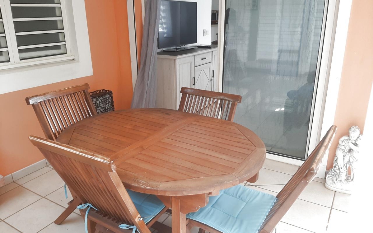 Les Trois-&Icirc;lets F2 meubl&eacute; avec terrasse et parking 198 000 &euro;