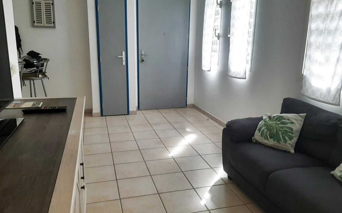 Les Trois-&Icirc;lets F2 meubl&eacute; avec terrasse et parking 198 000 &euro;