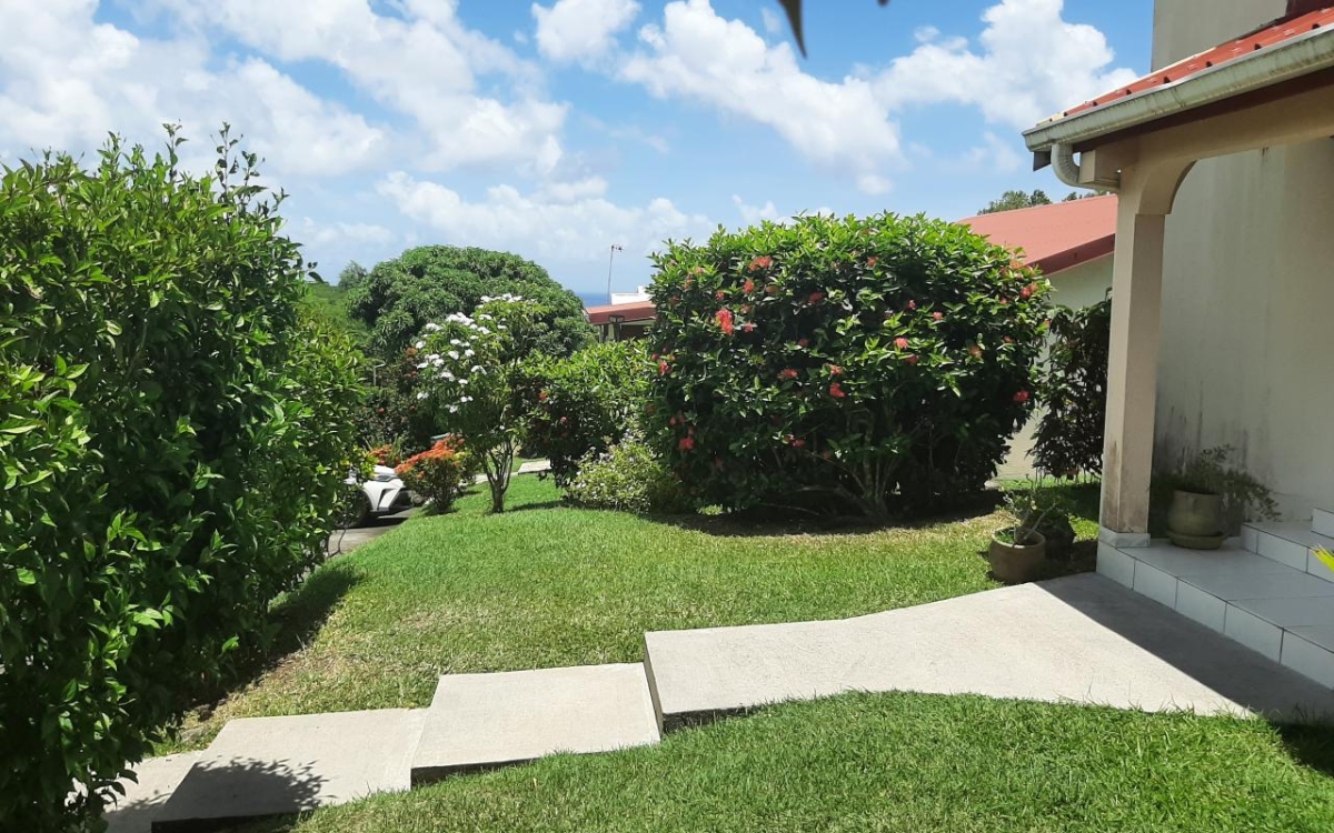 Rivi&egrave;re-Sal&eacute;e Maison T6 avec terrasse et jardin 359 000 &euro; FA