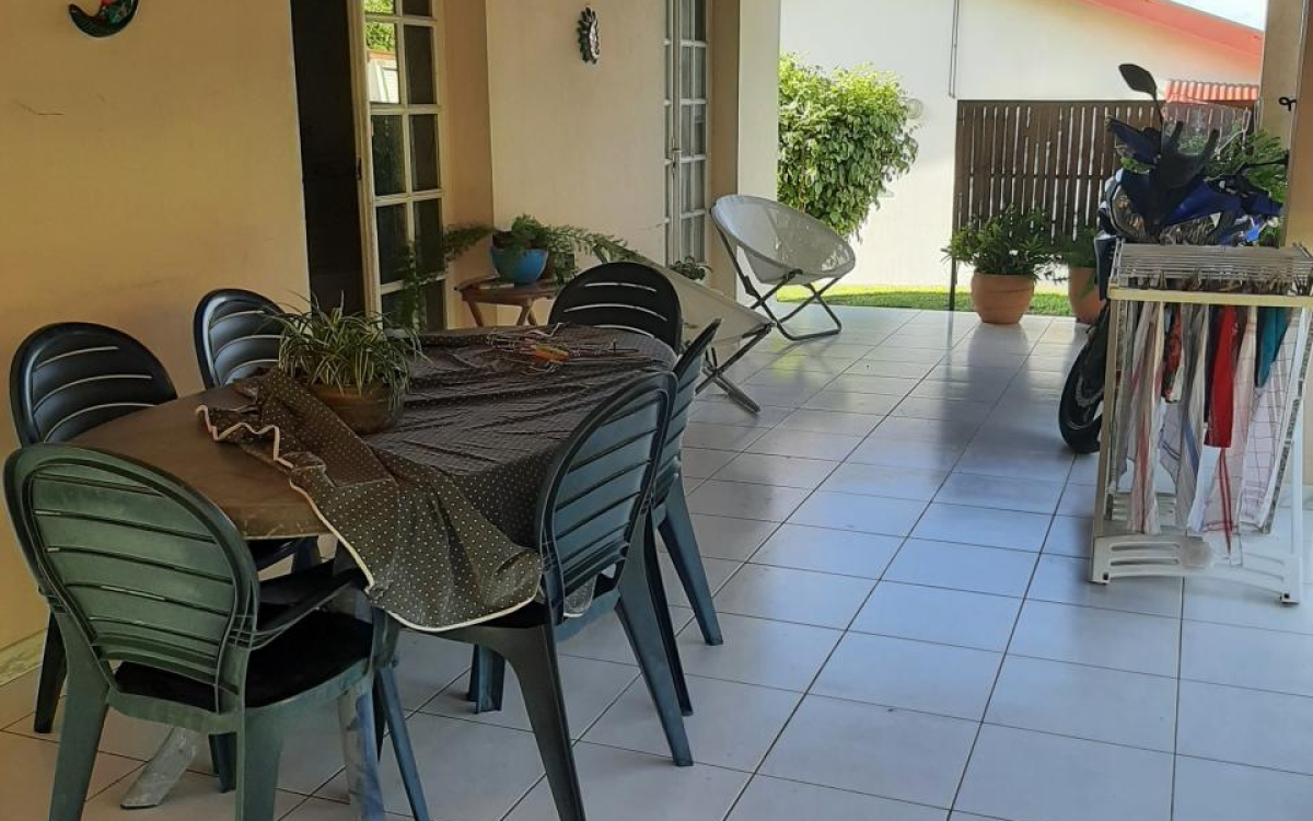 Rivi&egrave;re-Sal&eacute;e Maison T6 avec terrasse et jardin 359 000 &euro; FA