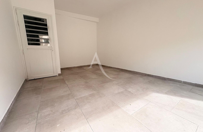 Location Divers 42.89m&sup2; Saint-Esprit