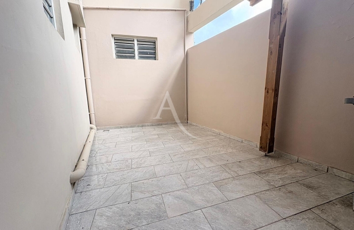 Location Divers 42.89m&sup2; Saint-Esprit