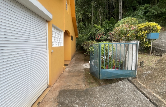 Grand T4 avec fort-potentiel &agrave; acheter &agrave; Rivi&egrave;re-Sal&eacute;e