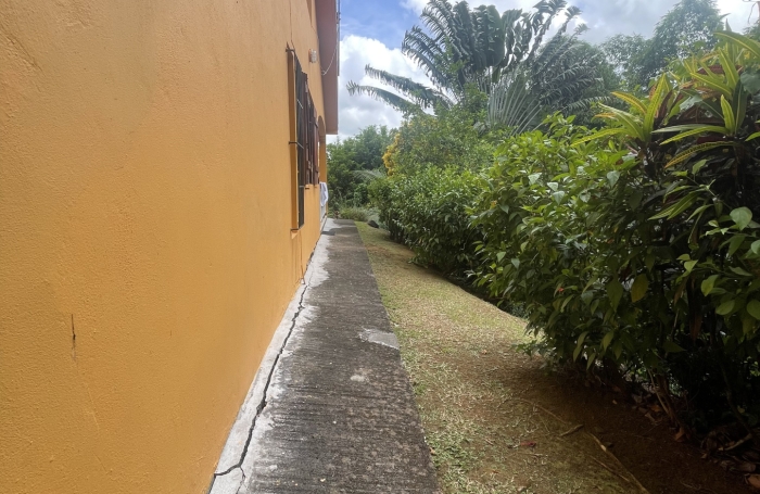 Grand T4 avec fort-potentiel &agrave; acheter &agrave; Rivi&egrave;re-Sal&eacute;e