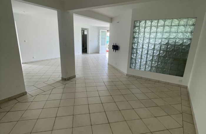 T3 ind&eacute;pendant en bas de villa avec jardin - Lamentin