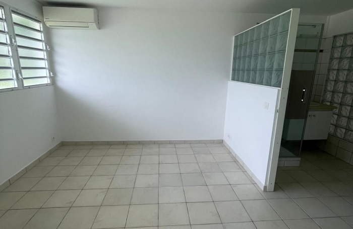 T3 ind&eacute;pendant en bas de villa avec jardin - Lamentin