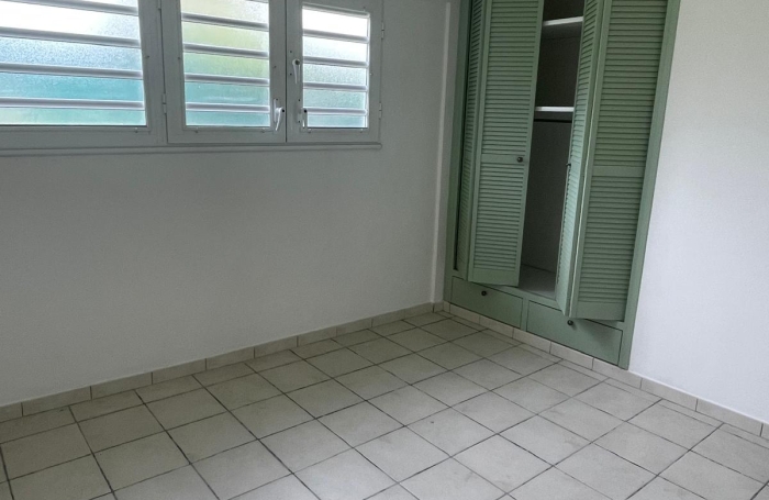 T3 ind&eacute;pendant en bas de villa avec jardin - Lamentin