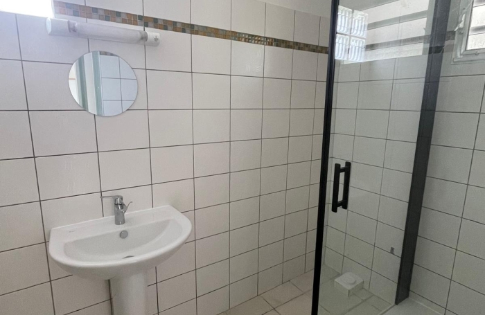 T3 ind&eacute;pendant en bas de villa avec jardin - Lamentin