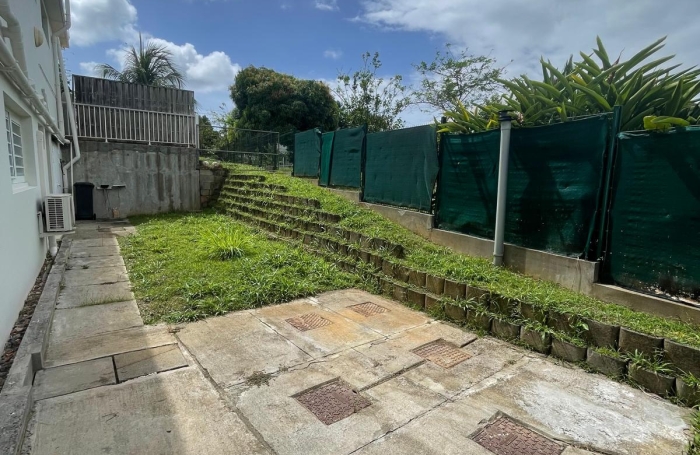 T3 ind&eacute;pendant en bas de villa avec jardin - Lamentin