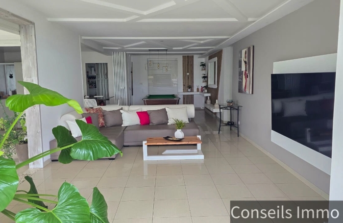 Villa duplex T5 + T3 locatif, piscine, vue mer - Morne Courbaril - Le Marin