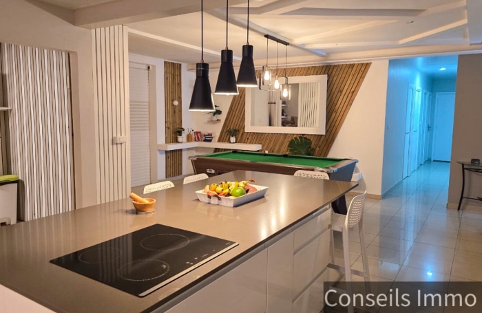 Villa duplex T5 + T3 locatif, piscine, vue mer - Morne Courbaril - Le Marin