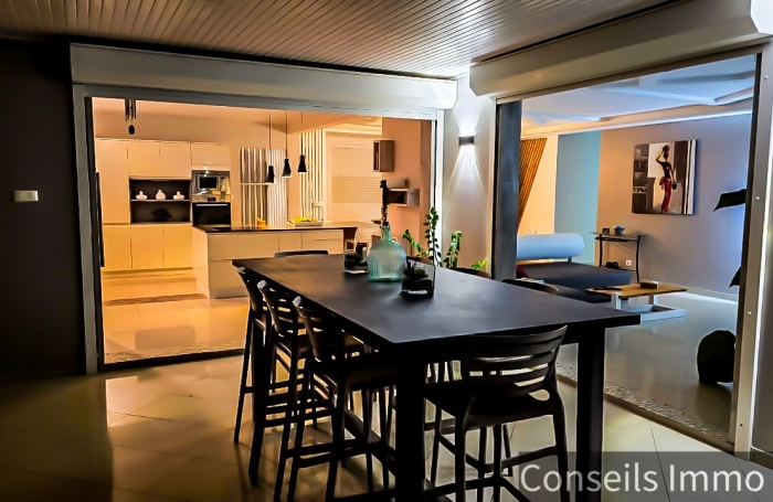 Villa duplex T5 + T3 locatif, piscine, vue mer - Morne Courbaril - Le Marin