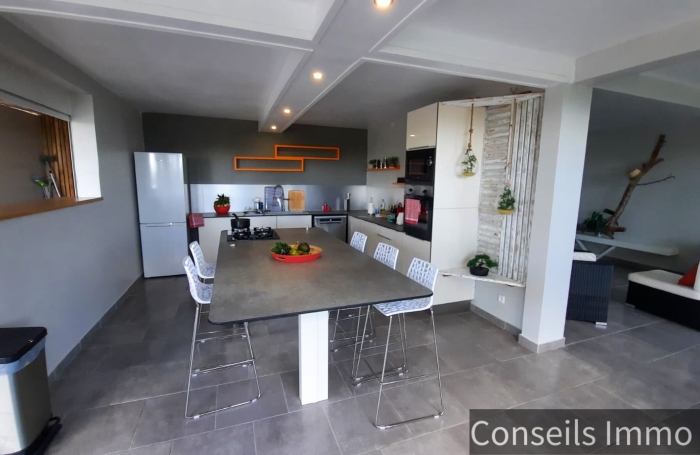 Villa duplex T5 + T3 locatif, piscine, vue mer - Morne Courbaril - Le Marin