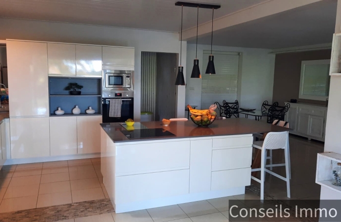 Villa duplex T5 + T3 locatif, piscine, vue mer - Morne Courbaril - Le Marin