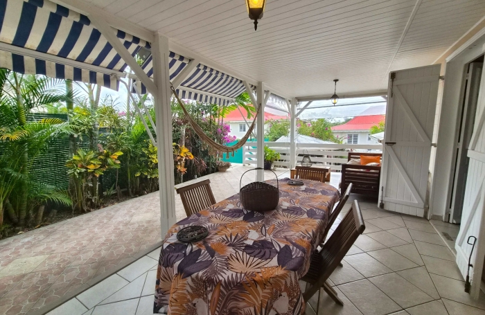 Maison F4 meubl&eacute; avec terrasse, piscine et carbet au bourg des Trois-ilets