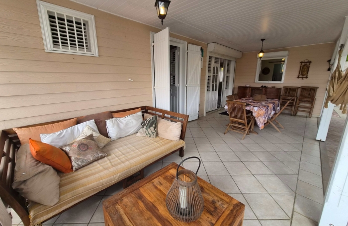 Maison F4 meubl&eacute; avec terrasse, piscine et carbet au bourg des Trois-ilets