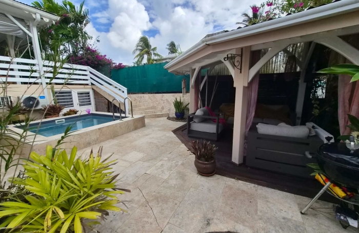 Maison F4 meubl&eacute; avec terrasse, piscine et carbet au bourg des Trois-ilets