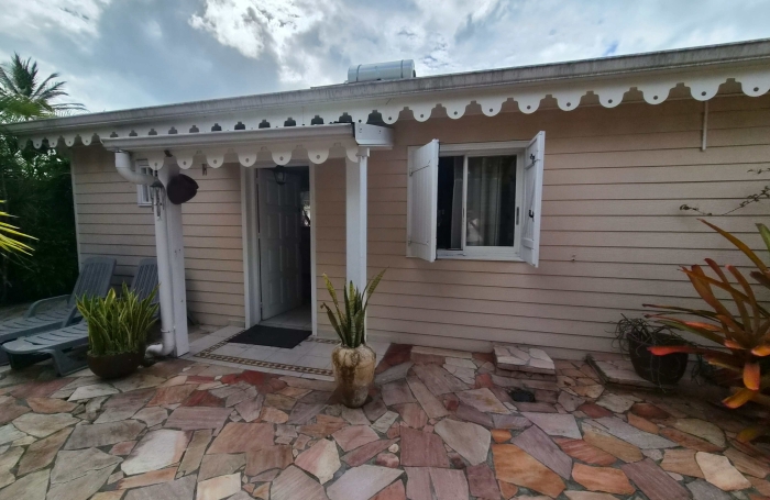 Maison F4 meubl&eacute; avec terrasse, piscine et carbet au bourg des Trois-ilets