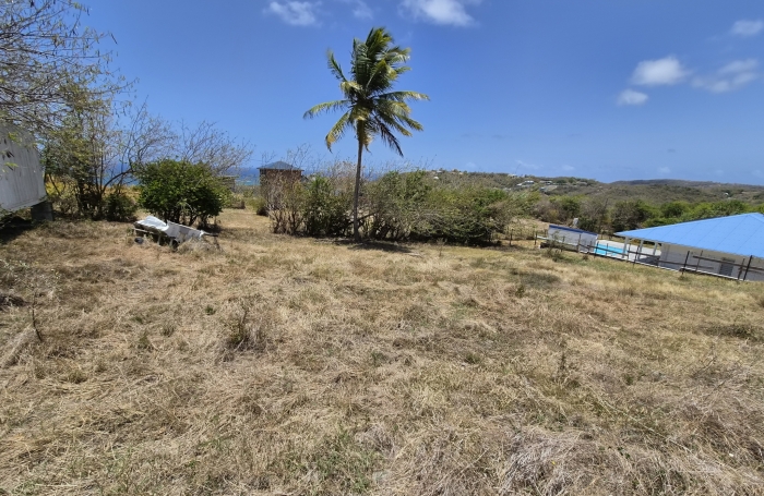 Beau terrain plat de 780m constructible
