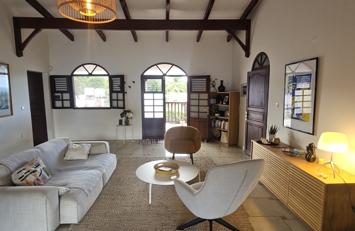 Grande maison F5 avec terrasses, piscine, vue mer et beau terrain paysag&eacute;