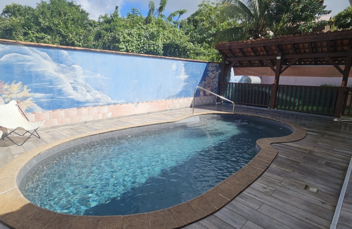 Grande maison F5 avec terrasses, piscine, vue mer et beau terrain paysag&eacute;