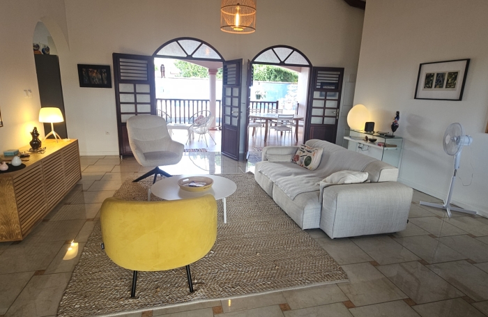 Grande maison F5 avec terrasses, piscine, vue mer et beau terrain paysag&eacute;