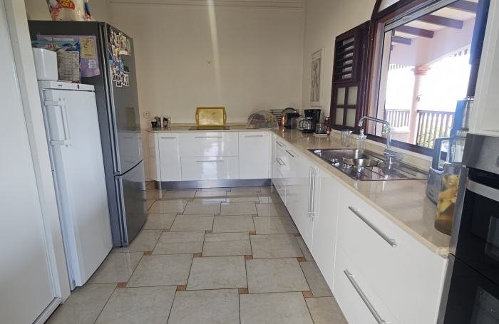 Grande maison F5 avec terrasses, piscine, vue mer et beau terrain paysag&eacute;