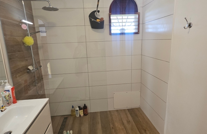 Grande maison F5 avec terrasses, piscine, vue mer et beau terrain paysag&eacute;