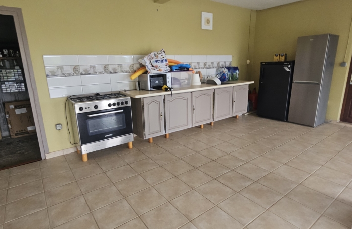 Grande maison F5 avec terrasses, piscine, vue mer et beau terrain paysag&eacute;