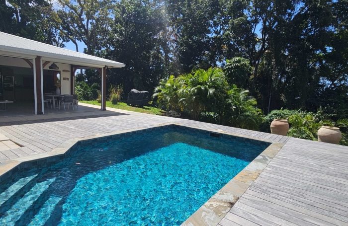 Belle maison F4 en dur avec piscine, jardin au calme dans la nature