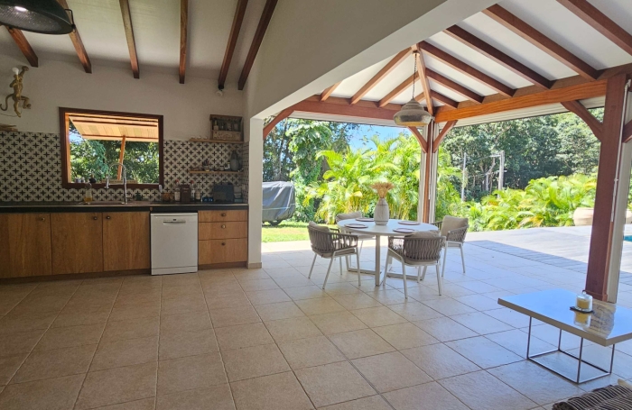 Belle maison F4 en dur avec piscine, jardin au calme dans la nature