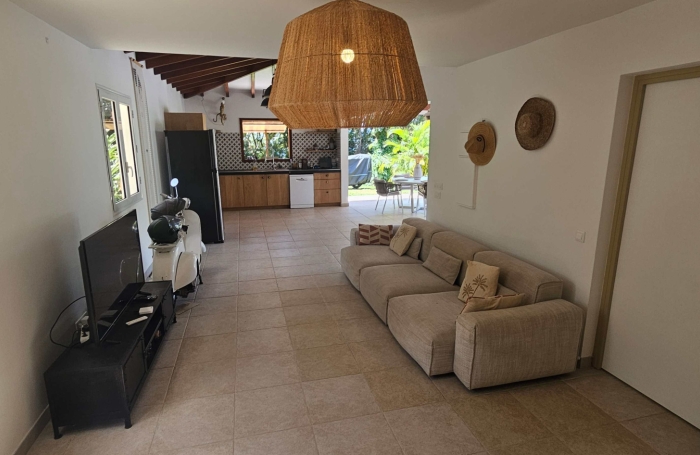 Belle maison F4 en dur avec piscine, jardin au calme dans la nature