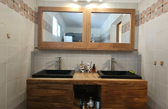 Belle maison F4 en dur avec piscine, jardin au calme dans la nature