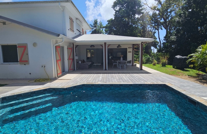 Belle maison F4 en dur avec piscine, jardin au calme dans la nature