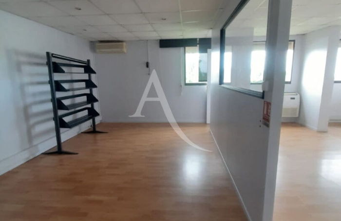 Location Bureaux 123m&sup2; 4 pi&egrave;ces Le Lamentin