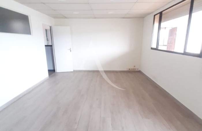 Location Bureaux 123m&sup2; 4 pi&egrave;ces Le Lamentin