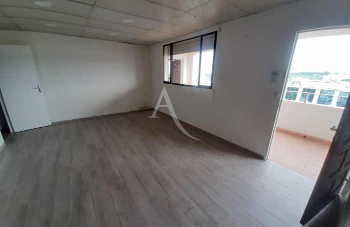 Location Bureaux 123m&sup2; 4 pi&egrave;ces Le Lamentin