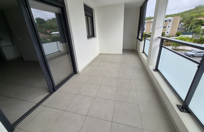 F2 en tr&egrave;s bon &eacute;tat avec terrasse et parking