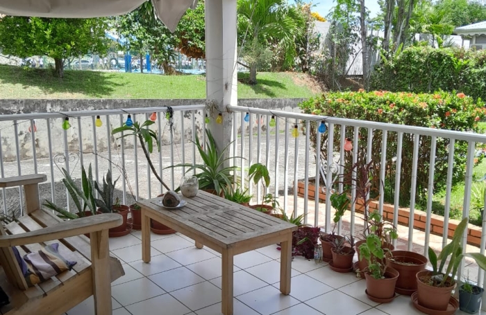 Joli T3 meubl&eacute; avec terrasse et jardinet -ACAJOU