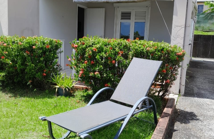 Joli T3 meubl&eacute; avec terrasse et jardinet -ACAJOU